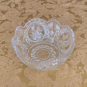 Excellent condition glass serving bowl with decorative etchings.